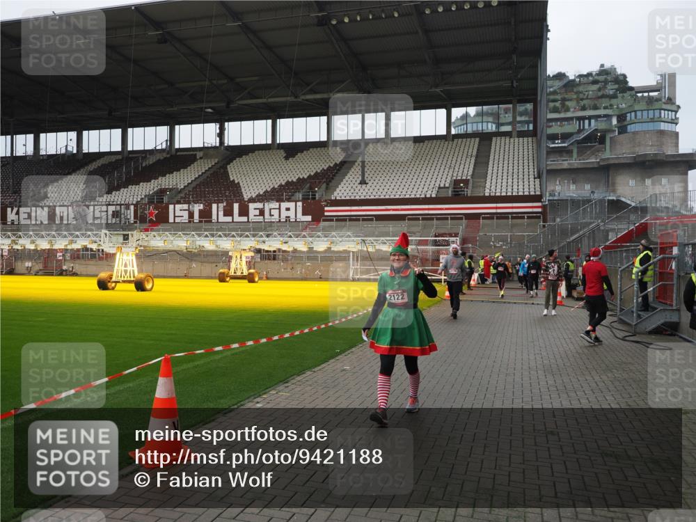 07.12.2025 - St. Pauli X-Mass-Run No. 15 Fabian Wolf http://msf.ph/oto/9421188 07.12.2025 11:44:46 Ziel 1281, 1938, 1965, 1968, 1972, 2122, 2156, 2181, 2263, 2644, 3605, 3930 meine-sportfotos.de