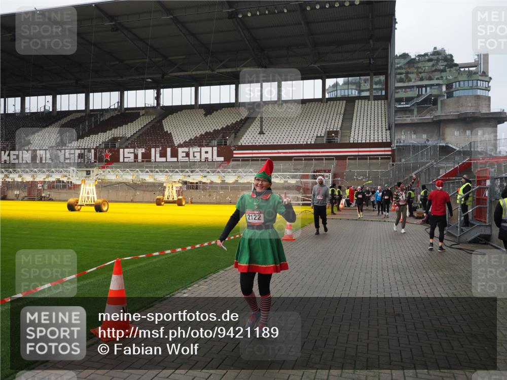 07.12.2025 - St. Pauli X-Mass-Run No. 15 Fabian Wolf http://msf.ph/oto/9421189 07.12.2025 11:44:47 Ziel 1281, 1938, 1965, 1968, 1972, 2122, 2156, 2263, 2644, 3605, 3930 meine-sportfotos.de