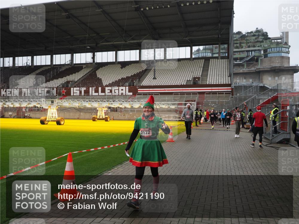 07.12.2025 - St. Pauli X-Mass-Run No. 15 Fabian Wolf http://msf.ph/oto/9421190 07.12.2025 11:44:47 Ziel 1281, 1938, 1965, 1968, 1972, 2122, 2156, 2263, 2644, 3605, 3930 meine-sportfotos.de