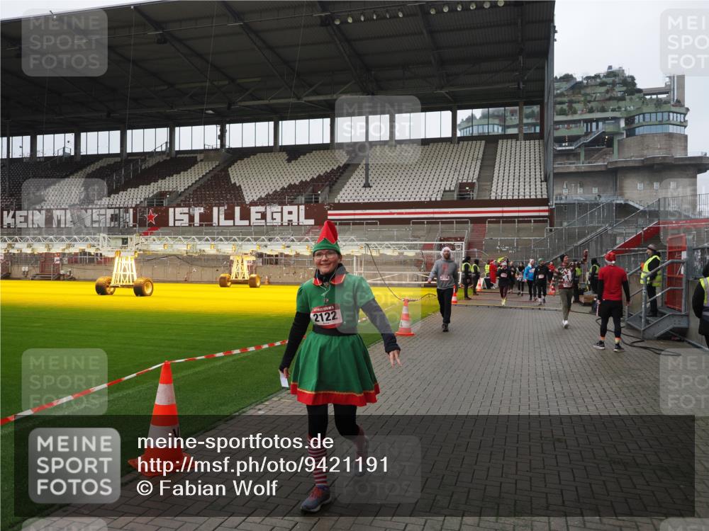 07.12.2025 - St. Pauli X-Mass-Run No. 15 Fabian Wolf http://msf.ph/oto/9421191 07.12.2025 11:44:47 Ziel 1281, 1938, 1965, 1968, 1972, 2122, 2156, 2263, 2644, 3605, 3930 meine-sportfotos.de