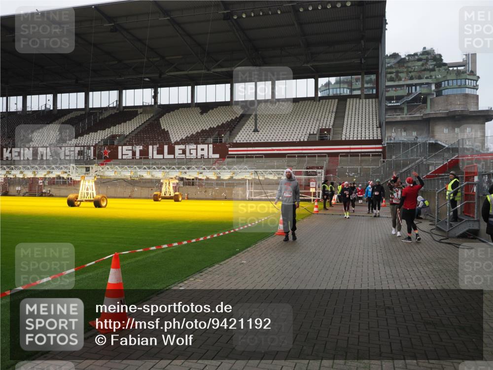 07.12.2025 - St. Pauli X-Mass-Run No. 15 Fabian Wolf http://msf.ph/oto/9421192 07.12.2025 11:44:49 Ziel 1281, 1938, 1965, 1968, 1972, 2122, 2156, 2263, 2644, 3605, 3624, 3630 meine-sportfotos.de