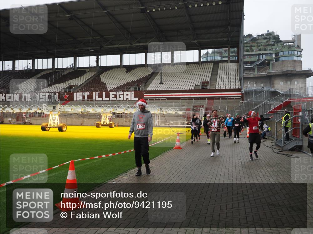 07.12.2025 - St. Pauli X-Mass-Run No. 15 Fabian Wolf http://msf.ph/oto/9421195 07.12.2025 11:44:53 Ziel 1281, 1938, 2122, 2156, 2246, 2263, 2644, 3552, 3553, 3605, 3624, 3630, 4103 meine-sportfotos.de