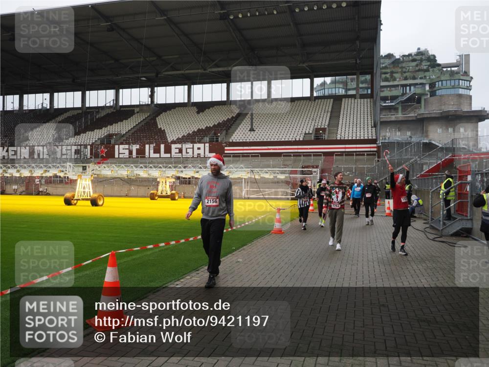 07.12.2025 - St. Pauli X-Mass-Run No. 15 Fabian Wolf http://msf.ph/oto/9421197 07.12.2025 11:44:53 Ziel 1281, 1938, 2122, 2156, 2246, 2263, 2644, 3552, 3553, 3605, 3624, 3630, 4103 meine-sportfotos.de