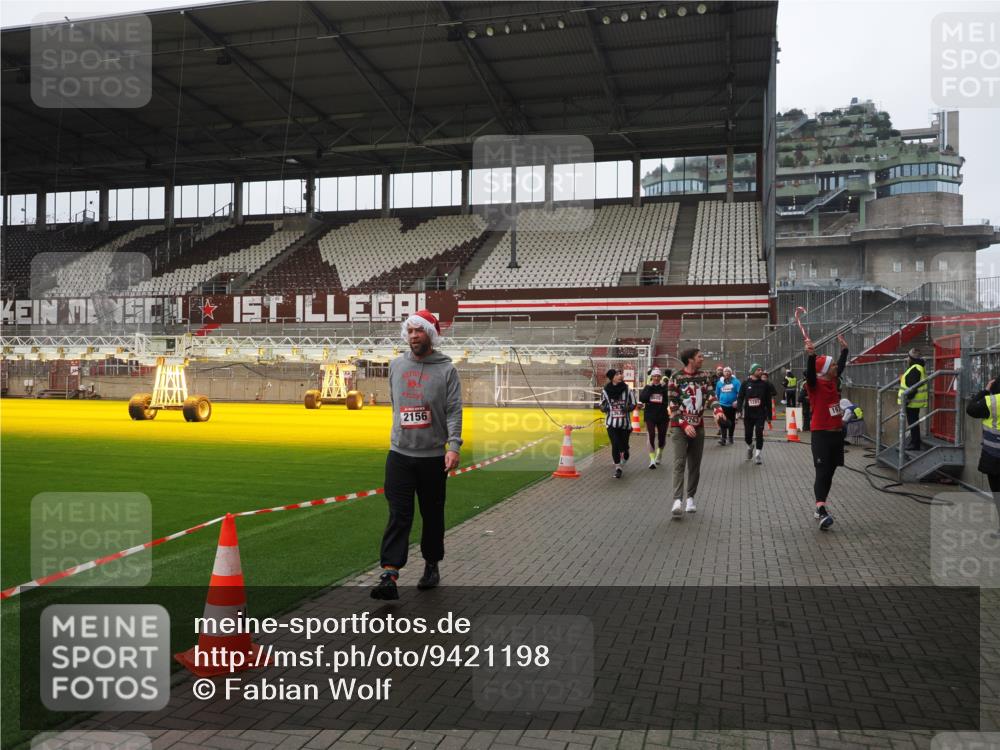 07.12.2025 - St. Pauli X-Mass-Run No. 15 Fabian Wolf http://msf.ph/oto/9421198 07.12.2025 11:44:53 Ziel 1281, 1938, 2122, 2156, 2246, 2263, 2644, 3552, 3553, 3605, 3624, 3630, 4103 meine-sportfotos.de
