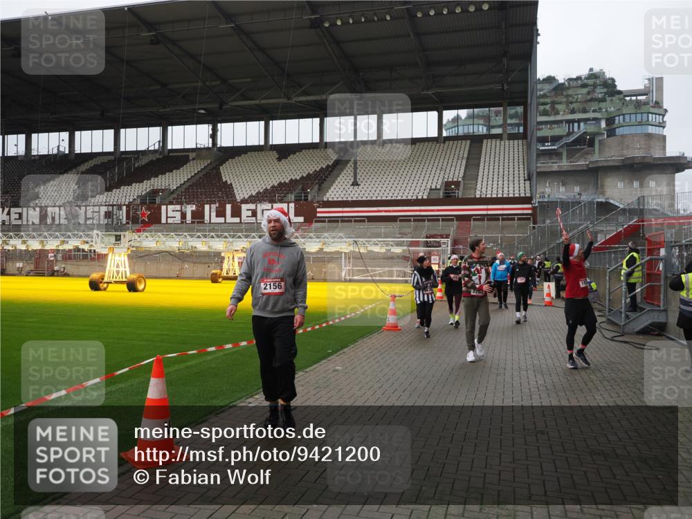 07.12.2025 - St. Pauli X-Mass-Run No. 15 Fabian Wolf http://msf.ph/oto/9421200 07.12.2025 11:44:54 Ziel 1281, 1938, 2122, 2156, 2246, 2263, 2644, 3552, 3553, 3605, 3624, 3630, 4103 meine-sportfotos.de