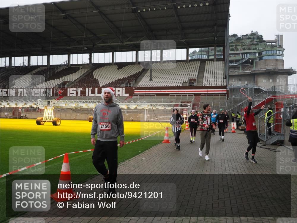 07.12.2025 - St. Pauli X-Mass-Run No. 15 Fabian Wolf http://msf.ph/oto/9421201 07.12.2025 11:44:54 Ziel 1281, 1938, 2122, 2156, 2246, 2263, 2644, 3552, 3553, 3605, 3624, 3630, 4103 meine-sportfotos.de