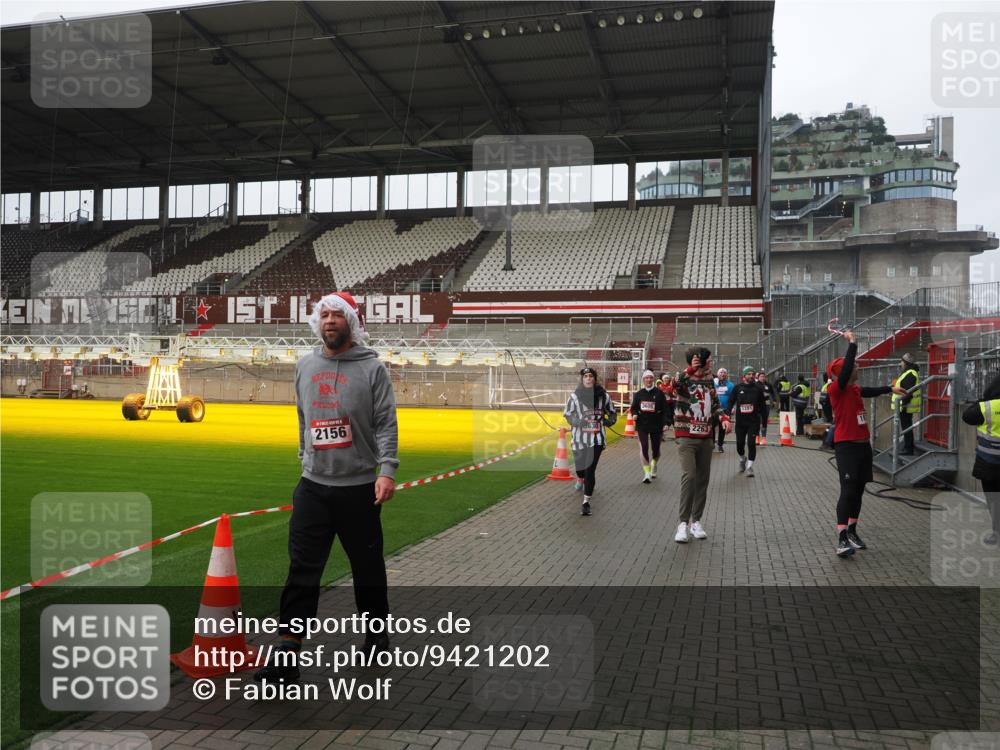 07.12.2025 - St. Pauli X-Mass-Run No. 15 Fabian Wolf http://msf.ph/oto/9421202 07.12.2025 11:44:54 Ziel 1281, 1938, 2122, 2156, 2246, 2263, 2644, 3552, 3553, 3605, 3624, 3630, 4103 meine-sportfotos.de
