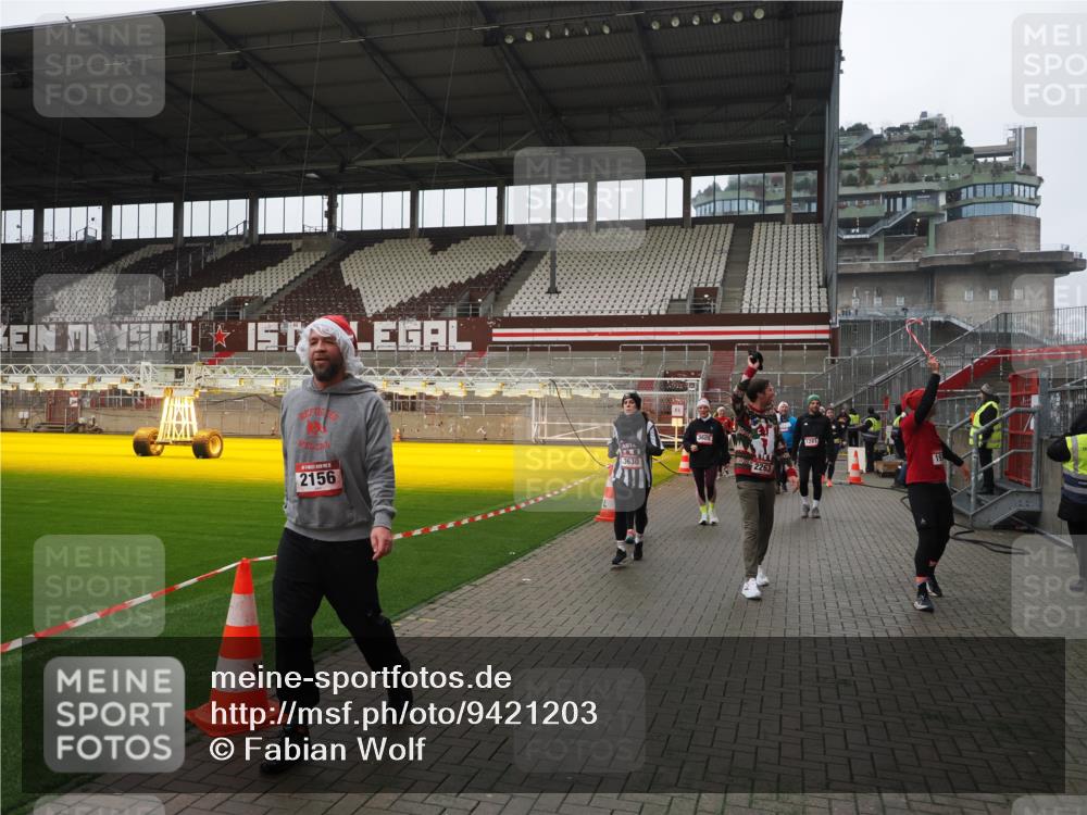 07.12.2025 - St. Pauli X-Mass-Run No. 15 Fabian Wolf http://msf.ph/oto/9421203 07.12.2025 11:44:55 Ziel 228, 1281, 1938, 2122, 2156, 2246, 2263, 2644, 3552, 3553, 3605, 3624, 3630, 4103 meine-sportfotos.de