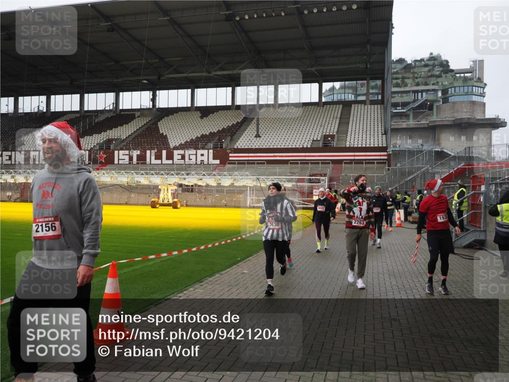 07.12.2025 - St. Pauli X-Mass-Run No. 15 Fabian Wolf http://msf.ph/oto/9421204 07.12.2025 11:44:55 Ziel 228, 1281, 1938, 2122, 2156, 2246, 2263, 2644, 3552, 3553, 3605, 3624, 3630, 4103 meine-sportfotos.de