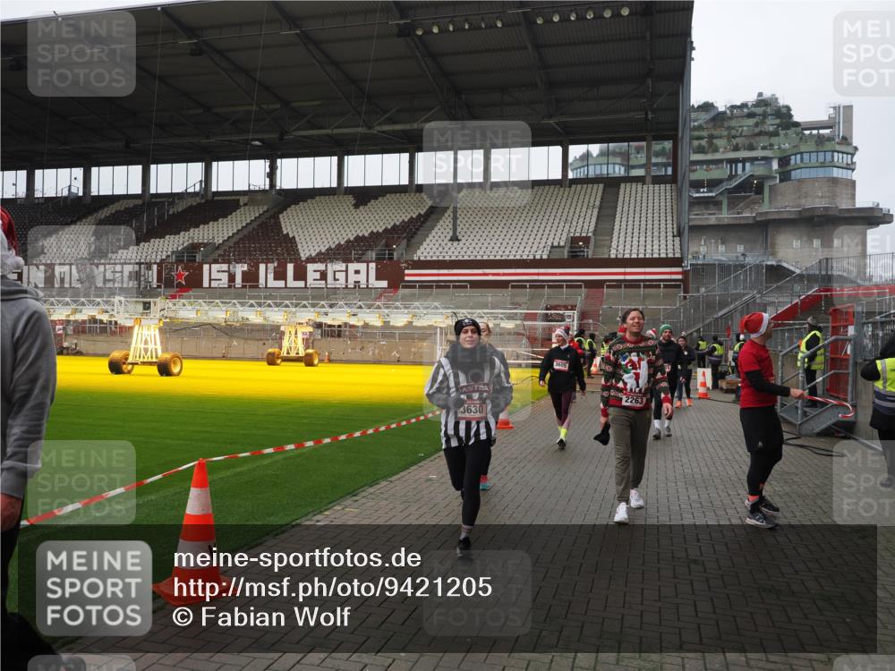 07.12.2025 - St. Pauli X-Mass-Run No. 15 Fabian Wolf http://msf.ph/oto/9421205 07.12.2025 11:44:56 Ziel 228, 1281, 1938, 2122, 2156, 2246, 2263, 2644, 3552, 3553, 3605, 3624, 3630, 3920, 3921, 4103 meine-sportfotos.de