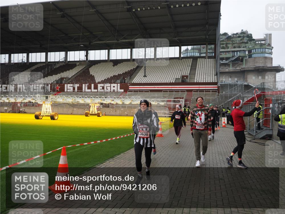 07.12.2025 - St. Pauli X-Mass-Run No. 15 Fabian Wolf http://msf.ph/oto/9421206 07.12.2025 11:44:56 Ziel 228, 1281, 1938, 2122, 2156, 2246, 2263, 2644, 3552, 3553, 3605, 3624, 3630, 3920, 3921, 4103 meine-sportfotos.de