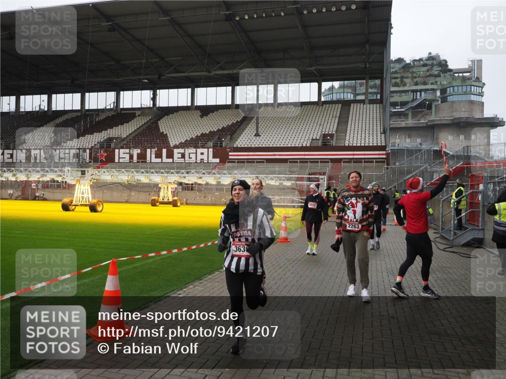 07.12.2025 - St. Pauli X-Mass-Run No. 15 Fabian Wolf http://msf.ph/oto/9421207 07.12.2025 11:44:56 Ziel 228, 1281, 1938, 2122, 2156, 2246, 2263, 2644, 3552, 3553, 3605, 3624, 3630, 3920, 3921, 4103 meine-sportfotos.de