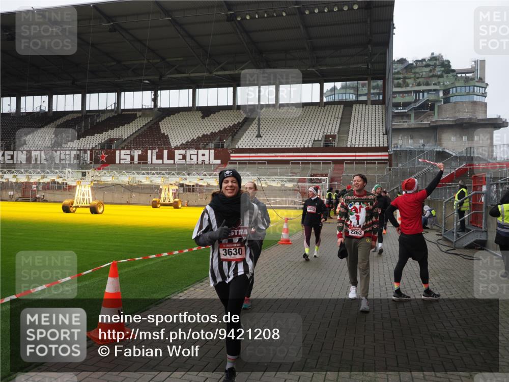 07.12.2025 - St. Pauli X-Mass-Run No. 15 Fabian Wolf http://msf.ph/oto/9421208 07.12.2025 11:44:56 Ziel 228, 1281, 1938, 2122, 2156, 2246, 2263, 2644, 3552, 3553, 3605, 3624, 3630, 3920, 3921, 4103 meine-sportfotos.de