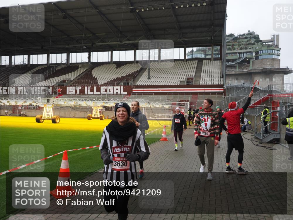 07.12.2025 - St. Pauli X-Mass-Run No. 15 Fabian Wolf http://msf.ph/oto/9421209 07.12.2025 11:44:57 Ziel 228, 1281, 1938, 2122, 2156, 2246, 2263, 2644, 3492, 3552, 3553, 3605, 3624, 3630, 3920, 3921, 4103 meine-sportfotos.de