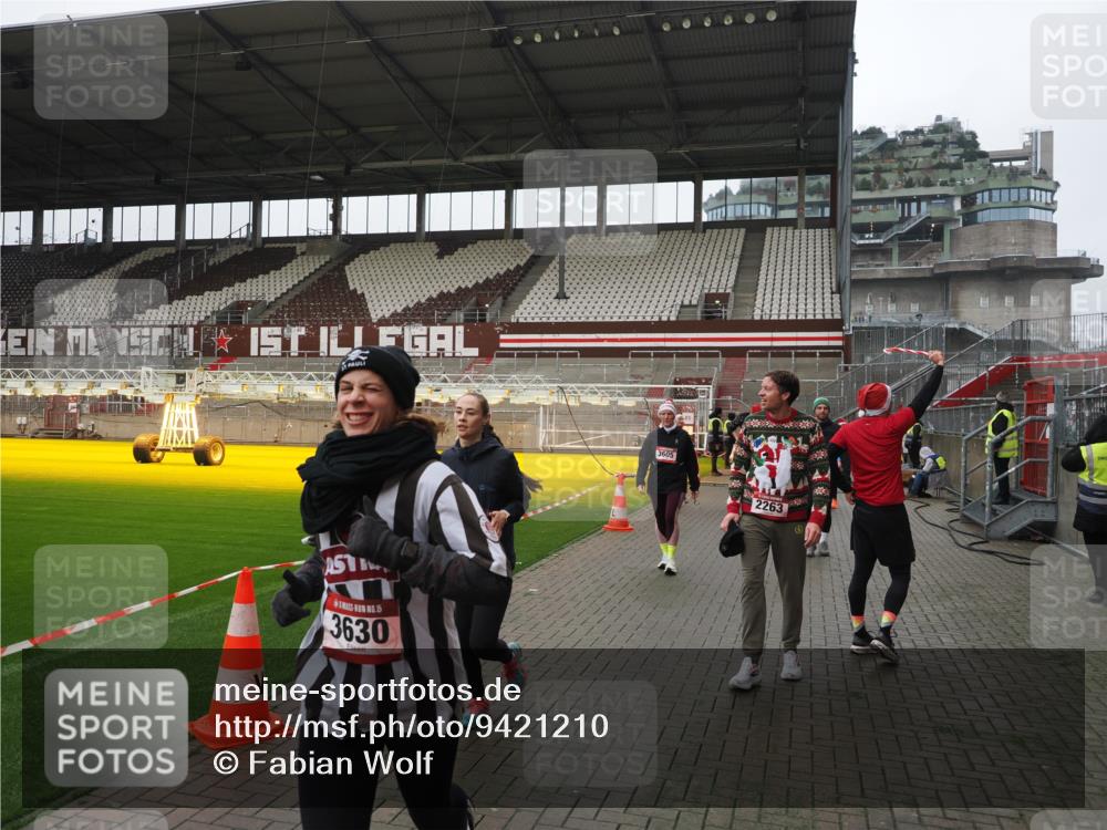 07.12.2025 - St. Pauli X-Mass-Run No. 15 Fabian Wolf http://msf.ph/oto/9421210 07.12.2025 11:44:57 Ziel 228, 1281, 1938, 2122, 2156, 2246, 2263, 2644, 3492, 3552, 3553, 3605, 3624, 3630, 3920, 3921, 4103 meine-sportfotos.de