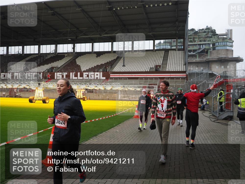 07.12.2025 - St. Pauli X-Mass-Run No. 15 Fabian Wolf http://msf.ph/oto/9421211 07.12.2025 11:44:57 Ziel 228, 1281, 1938, 2122, 2156, 2246, 2263, 2644, 3492, 3552, 3553, 3605, 3624, 3630, 3920, 3921, 4103 meine-sportfotos.de
