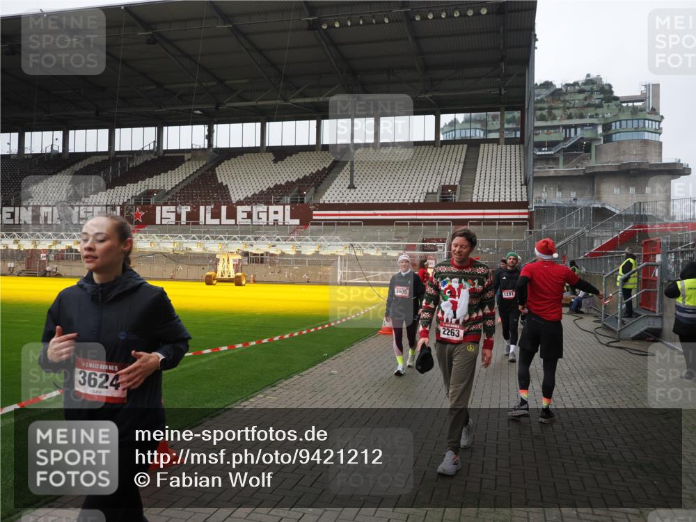 07.12.2025 - St. Pauli X-Mass-Run No. 15 Fabian Wolf http://msf.ph/oto/9421212 07.12.2025 11:44:58 Ziel 228, 1281, 1938, 2156, 2246, 2263, 2644, 3492, 3529, 3530, 3552, 3553, 3605, 3624, 3630, 3920, 3921, 4103 meine-sportfotos.de