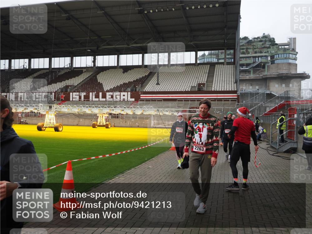 07.12.2025 - St. Pauli X-Mass-Run No. 15 Fabian Wolf http://msf.ph/oto/9421213 07.12.2025 11:44:58 Ziel 228, 1281, 1938, 2156, 2246, 2263, 2644, 3492, 3529, 3530, 3552, 3553, 3605, 3624, 3630, 3920, 3921, 4103 meine-sportfotos.de
