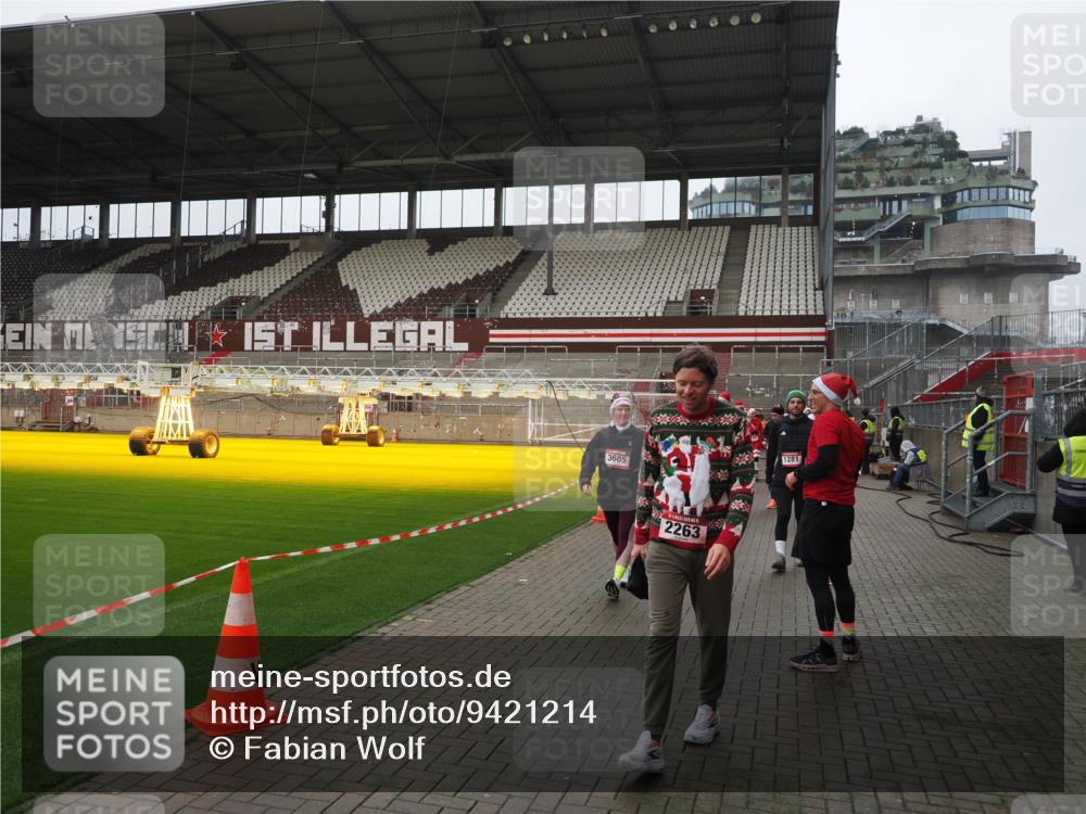 07.12.2025 - St. Pauli X-Mass-Run No. 15 Fabian Wolf http://msf.ph/oto/9421214 07.12.2025 11:44:58 Ziel 228, 1281, 1938, 2156, 2246, 2263, 2644, 3492, 3529, 3530, 3552, 3553, 3605, 3624, 3630, 3920, 3921, 4103 meine-sportfotos.de