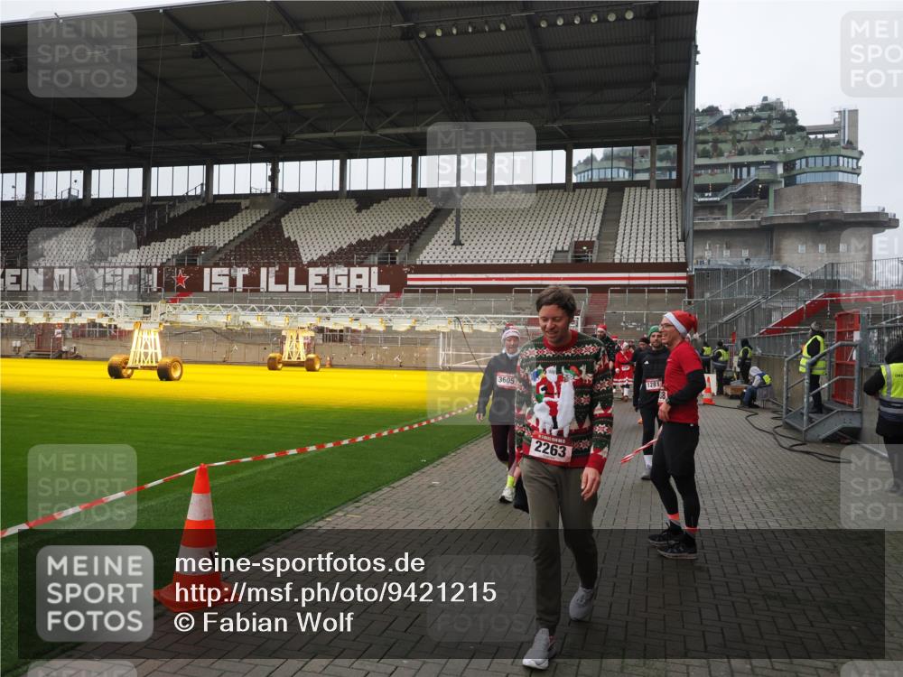 07.12.2025 - St. Pauli X-Mass-Run No. 15 Fabian Wolf http://msf.ph/oto/9421215 07.12.2025 11:44:58 Ziel 228, 1281, 1938, 2156, 2246, 2263, 2644, 3492, 3529, 3530, 3552, 3553, 3605, 3624, 3630, 3920, 3921, 4103 meine-sportfotos.de