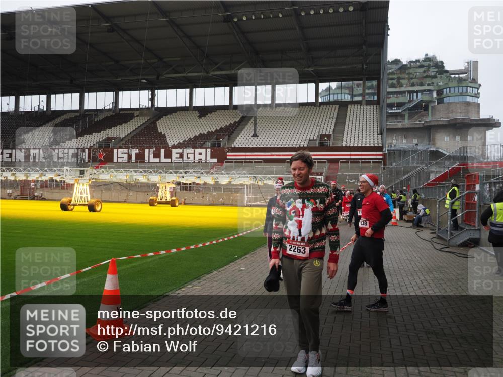 07.12.2025 - St. Pauli X-Mass-Run No. 15 Fabian Wolf http://msf.ph/oto/9421216 07.12.2025 11:44:58 Ziel 228, 1281, 1938, 2156, 2246, 2263, 2644, 3492, 3529, 3530, 3552, 3553, 3605, 3624, 3630, 3920, 3921, 4103 meine-sportfotos.de