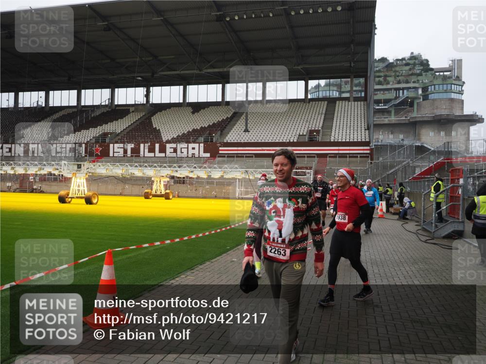 07.12.2025 - St. Pauli X-Mass-Run No. 15 Fabian Wolf http://msf.ph/oto/9421217 07.12.2025 11:44:59 Ziel 228, 291, 1281, 1938, 2156, 2246, 2263, 2644, 3492, 3529, 3530, 3552, 3553, 3605, 3624, 3630, 3920, 3921, 4103 meine-sportfotos.de