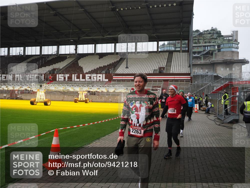 07.12.2025 - St. Pauli X-Mass-Run No. 15 Fabian Wolf http://msf.ph/oto/9421218 07.12.2025 11:44:59 Ziel 228, 291, 1281, 1938, 2156, 2246, 2263, 2644, 3492, 3529, 3530, 3552, 3553, 3605, 3624, 3630, 3920, 3921, 4103 meine-sportfotos.de