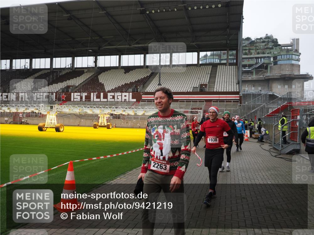 07.12.2025 - St. Pauli X-Mass-Run No. 15 Fabian Wolf http://msf.ph/oto/9421219 07.12.2025 11:44:59 Ziel 228, 291, 1281, 1938, 2156, 2246, 2263, 2644, 3492, 3529, 3530, 3552, 3553, 3605, 3624, 3630, 3920, 3921, 4103 meine-sportfotos.de