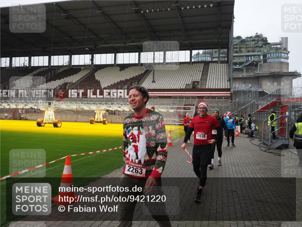 07.12.2025 - St. Pauli X-Mass-Run No. 15 Fabian Wolf http://msf.ph/oto/9421220 07.12.2025 11:44:59 Ziel 228, 291, 1281, 1938, 2156, 2246, 2263, 2644, 3492, 3529, 3530, 3552, 3553, 3605, 3624, 3630, 3920, 3921, 4103 meine-sportfotos.de