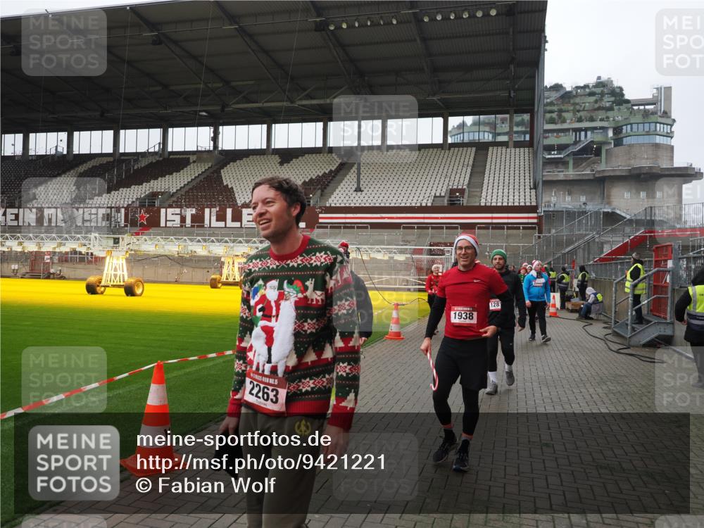 07.12.2025 - St. Pauli X-Mass-Run No. 15 Fabian Wolf http://msf.ph/oto/9421221 07.12.2025 11:44:59 Ziel 228, 291, 1281, 1938, 2156, 2246, 2263, 2644, 3492, 3529, 3530, 3552, 3553, 3605, 3624, 3630, 3920, 3921, 4103 meine-sportfotos.de