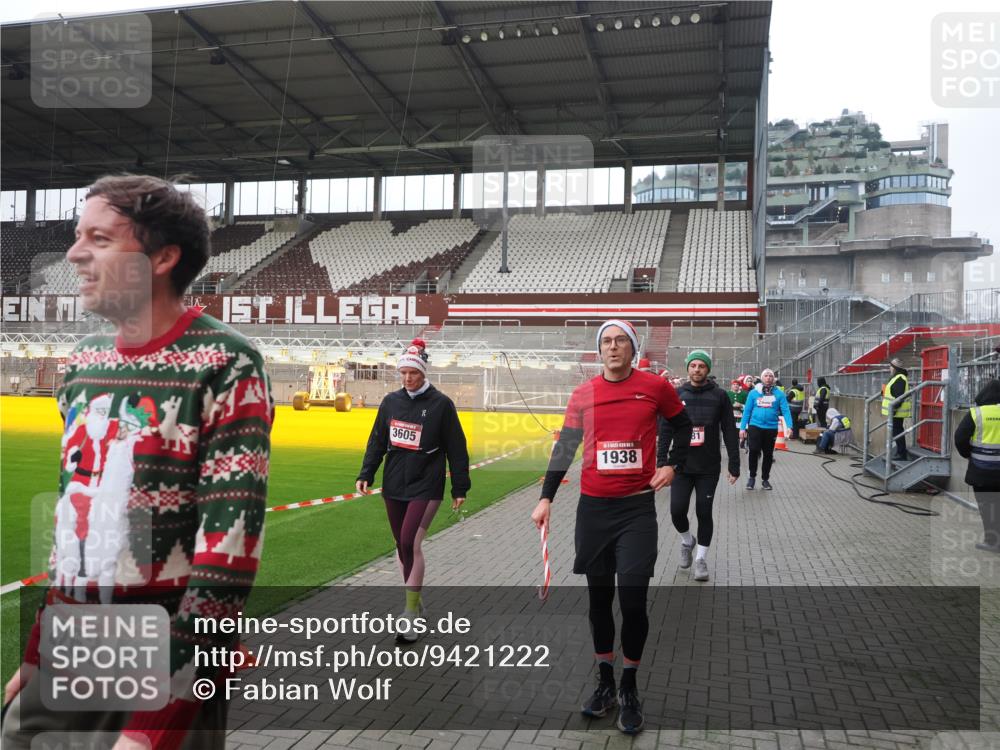 07.12.2025 - St. Pauli X-Mass-Run No. 15 Fabian Wolf http://msf.ph/oto/9421222 07.12.2025 11:45:00 Ziel 228, 291, 1281, 2156, 2246, 2263, 2644, 3492, 3529, 3530, 3552, 3553, 3605, 3624, 3630, 3920, 3921, 4103 meine-sportfotos.de