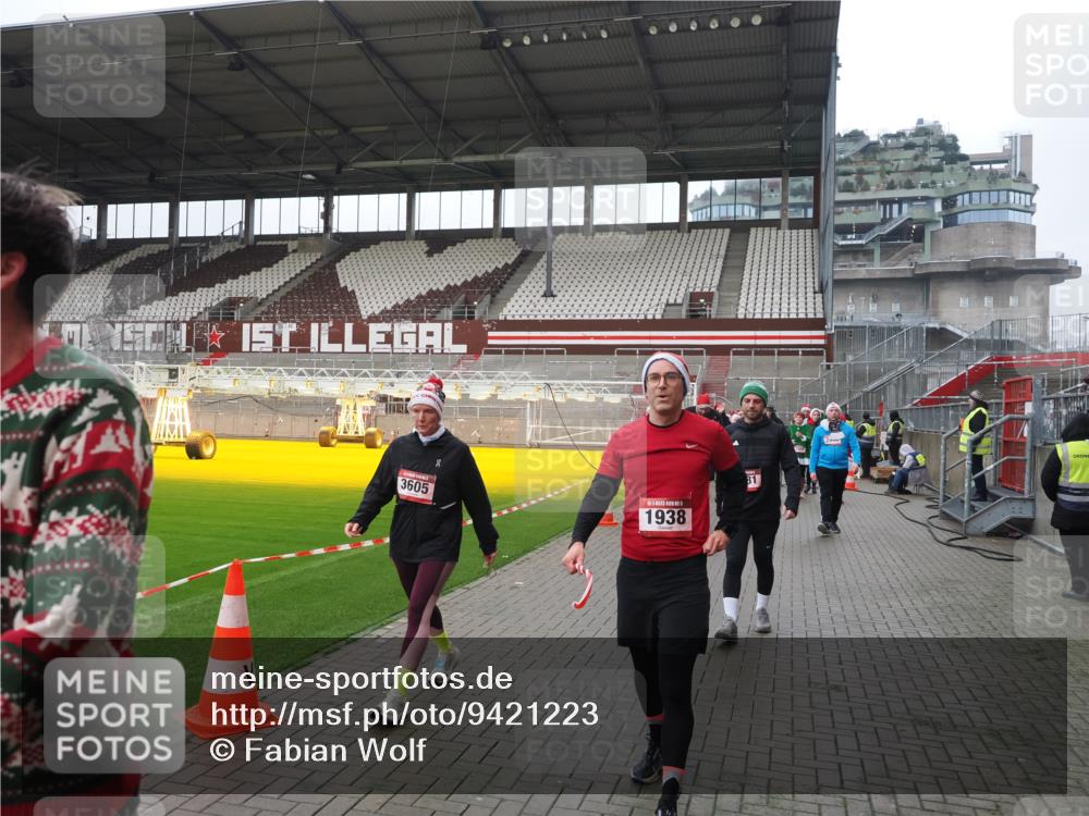 07.12.2025 - St. Pauli X-Mass-Run No. 15 Fabian Wolf http://msf.ph/oto/9421223 07.12.2025 11:45:00 Ziel 228, 291, 1281, 2156, 2246, 2263, 2644, 3492, 3529, 3530, 3552, 3553, 3605, 3624, 3630, 3920, 3921, 4103 meine-sportfotos.de