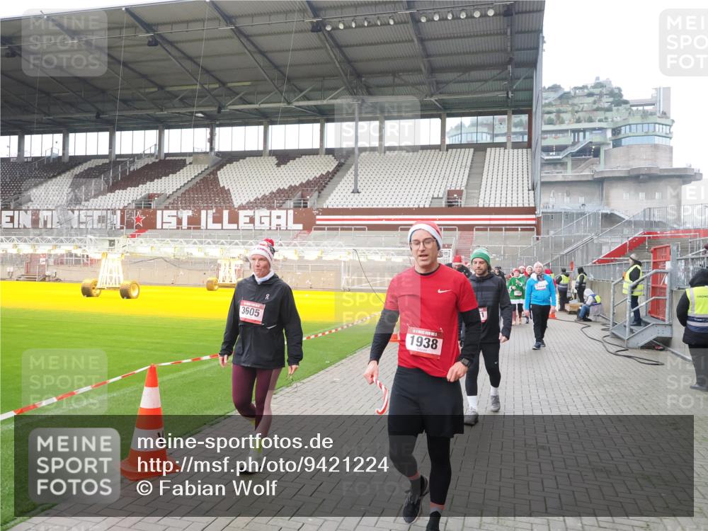 07.12.2025 - St. Pauli X-Mass-Run No. 15 Fabian Wolf http://msf.ph/oto/9421224 07.12.2025 11:45:00 Ziel 228, 291, 1281, 2156, 2246, 2263, 2644, 3492, 3529, 3530, 3552, 3553, 3605, 3624, 3630, 3920, 3921, 4103 meine-sportfotos.de