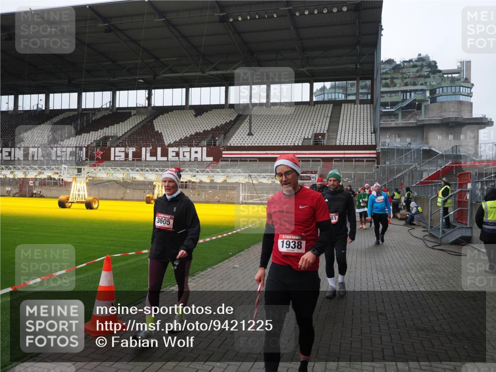 07.12.2025 - St. Pauli X-Mass-Run No. 15 Fabian Wolf http://msf.ph/oto/9421225 07.12.2025 11:45:01 Ziel 228, 291, 1281, 2246, 2263, 2644, 3492, 3529, 3530, 3552, 3553, 3605, 3624, 3630, 3920, 3921, 4103 meine-sportfotos.de