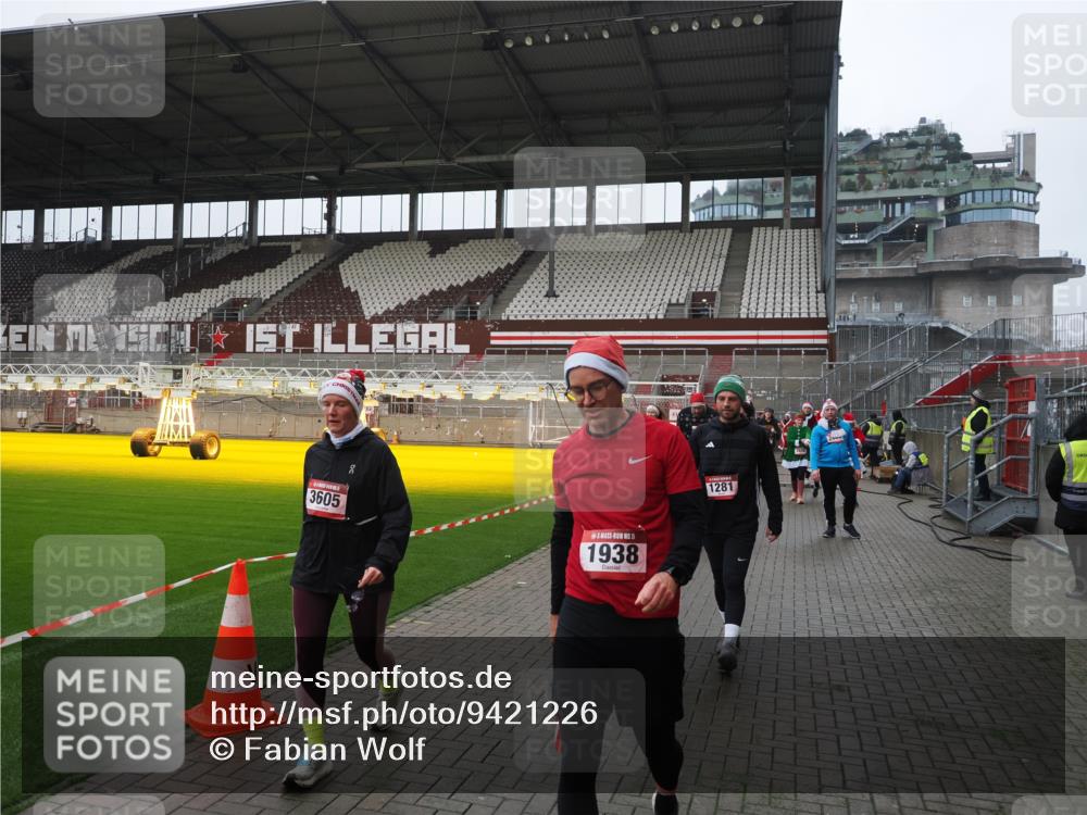 07.12.2025 - St. Pauli X-Mass-Run No. 15 Fabian Wolf http://msf.ph/oto/9421226 07.12.2025 11:45:01 Ziel 228, 291, 1281, 2246, 2263, 2644, 3492, 3529, 3530, 3552, 3553, 3605, 3624, 3630, 3920, 3921, 4103 meine-sportfotos.de