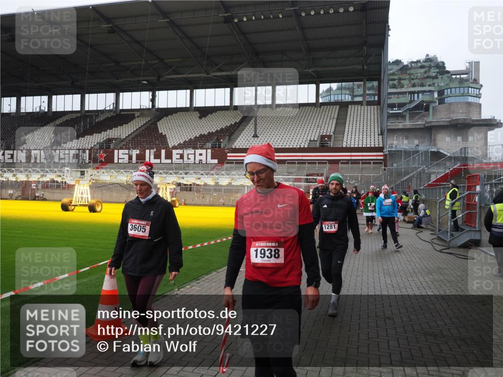 07.12.2025 - St. Pauli X-Mass-Run No. 15 Fabian Wolf http://msf.ph/oto/9421227 07.12.2025 11:45:01 Ziel 228, 291, 1281, 2246, 2263, 2644, 3492, 3529, 3530, 3552, 3553, 3605, 3624, 3630, 3920, 3921, 4103 meine-sportfotos.de
