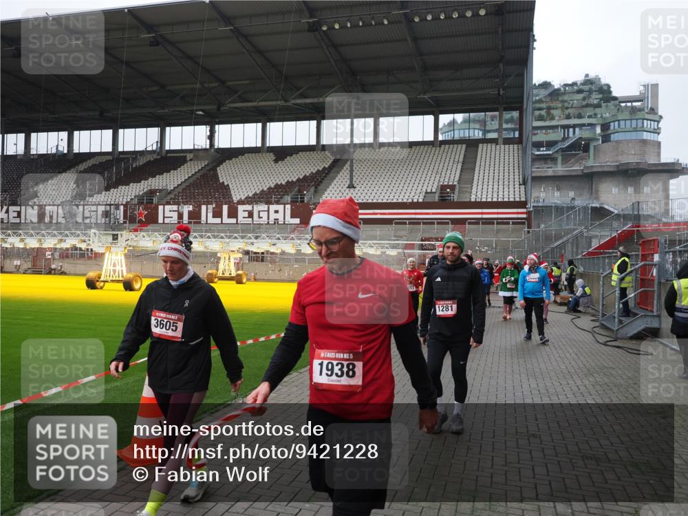 07.12.2025 - St. Pauli X-Mass-Run No. 15 Fabian Wolf http://msf.ph/oto/9421228 07.12.2025 11:45:01 Ziel 228, 291, 1281, 2246, 2263, 2644, 3492, 3529, 3530, 3552, 3553, 3605, 3624, 3630, 3920, 3921, 4103 meine-sportfotos.de