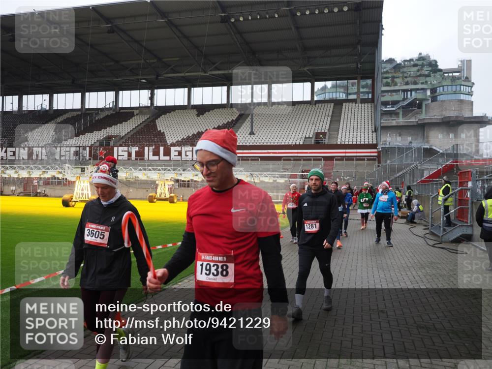07.12.2025 - St. Pauli X-Mass-Run No. 15 Fabian Wolf http://msf.ph/oto/9421229 07.12.2025 11:45:01 Ziel 228, 291, 1281, 2246, 2263, 2644, 3492, 3529, 3530, 3552, 3553, 3605, 3624, 3630, 3920, 3921, 4103 meine-sportfotos.de