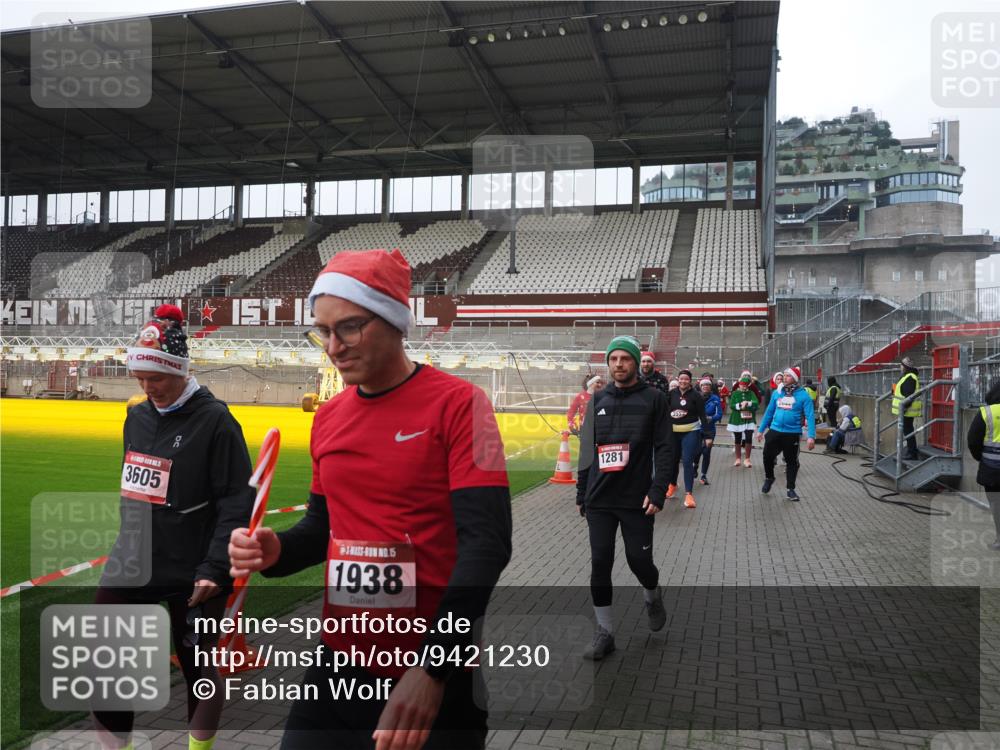 07.12.2025 - St. Pauli X-Mass-Run No. 15 Fabian Wolf http://msf.ph/oto/9421230 07.12.2025 11:45:02 Ziel 228, 291, 1281, 2246, 2263, 2644, 3492, 3529, 3530, 3552, 3553, 3605, 3624, 3630, 3920, 3921, 4103 meine-sportfotos.de