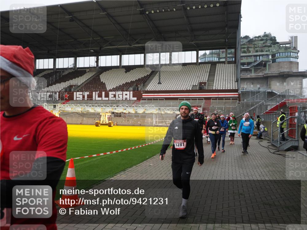07.12.2025 - St. Pauli X-Mass-Run No. 15 Fabian Wolf http://msf.ph/oto/9421231 07.12.2025 11:45:02 Ziel 228, 291, 1281, 2246, 2263, 2644, 3492, 3529, 3530, 3552, 3553, 3605, 3624, 3630, 3920, 3921, 4103 meine-sportfotos.de