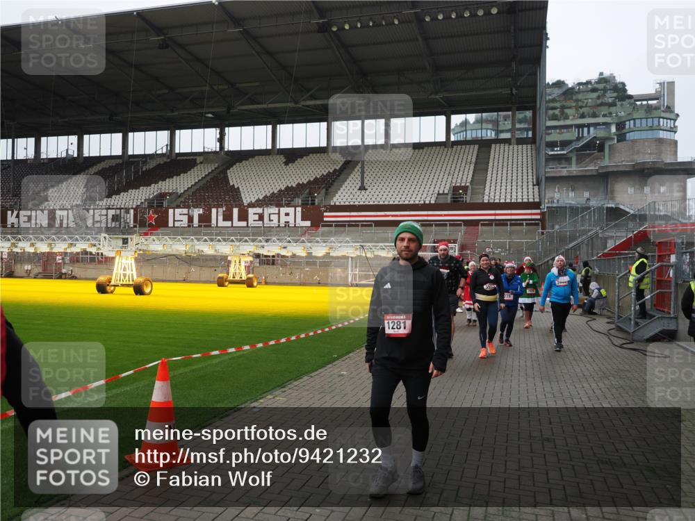 07.12.2025 - St. Pauli X-Mass-Run No. 15 Fabian Wolf http://msf.ph/oto/9421232 07.12.2025 11:45:02 Ziel 228, 291, 1281, 2246, 2263, 2644, 3492, 3529, 3530, 3552, 3553, 3605, 3624, 3630, 3920, 3921, 4103 meine-sportfotos.de