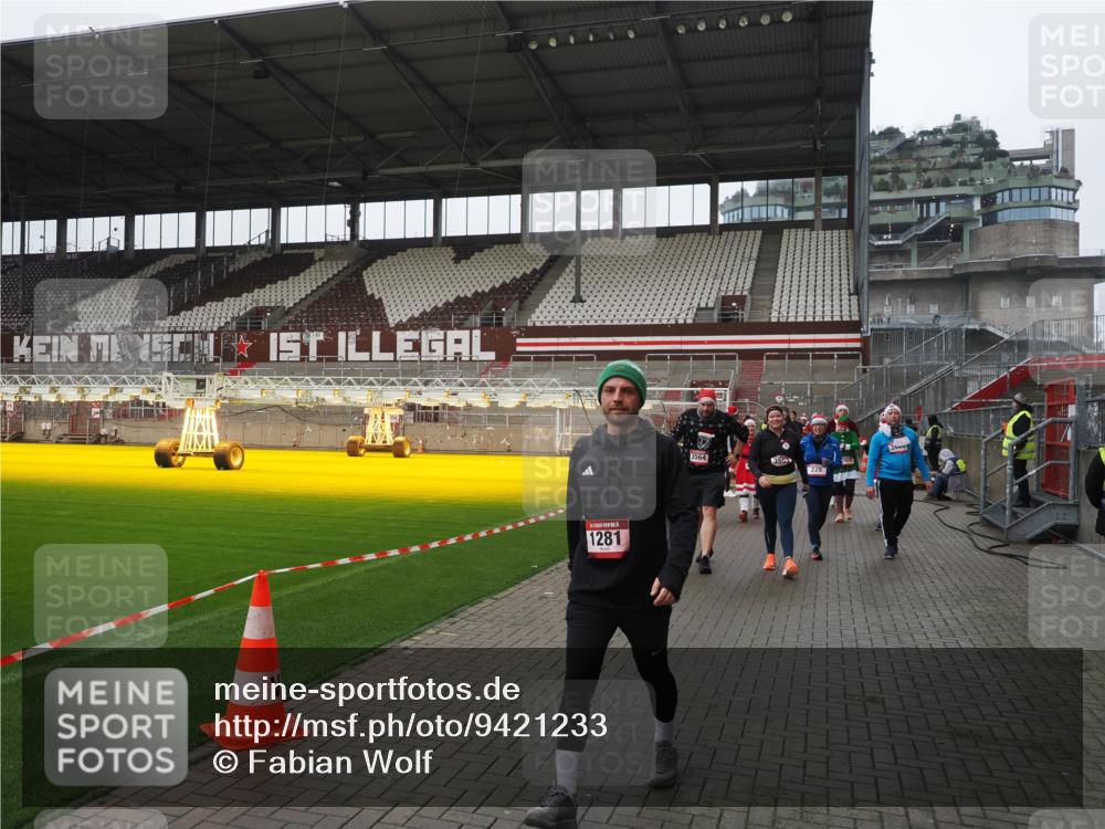 07.12.2025 - St. Pauli X-Mass-Run No. 15 Fabian Wolf http://msf.ph/oto/9421233 07.12.2025 11:45:03 Ziel 228, 291, 1281, 2246, 2644, 3492, 3529, 3530, 3552, 3553, 3575, 3578, 3605, 3624, 3630, 3920, 3921, 4103 meine-sportfotos.de