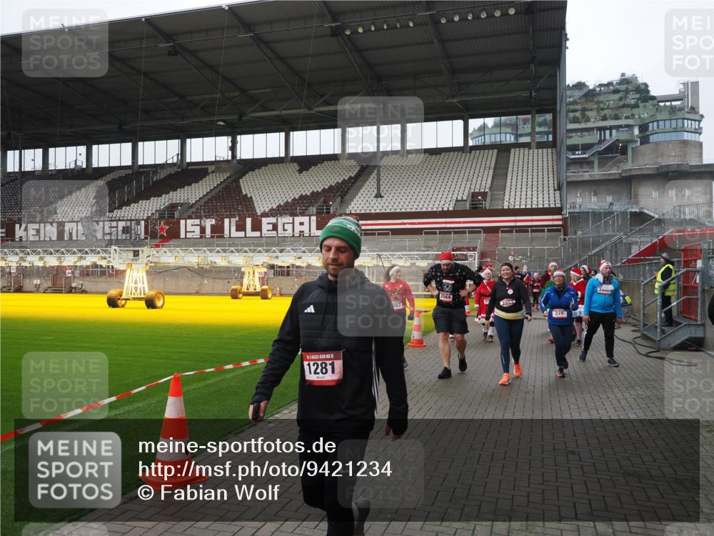 07.12.2025 - St. Pauli X-Mass-Run No. 15 Fabian Wolf http://msf.ph/oto/9421234 07.12.2025 11:45:03 Ziel 228, 291, 1281, 2246, 2644, 3492, 3529, 3530, 3552, 3553, 3575, 3578, 3605, 3624, 3630, 3920, 3921, 4103 meine-sportfotos.de