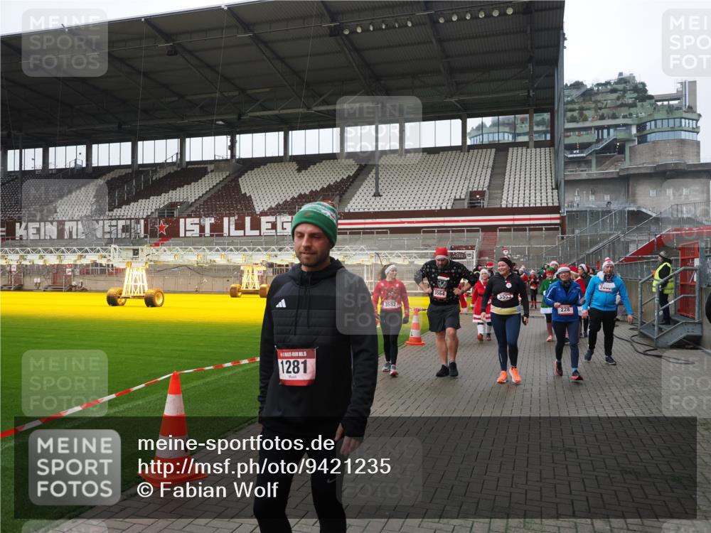 07.12.2025 - St. Pauli X-Mass-Run No. 15 Fabian Wolf http://msf.ph/oto/9421235 07.12.2025 11:45:03 Ziel 228, 291, 1281, 2246, 2644, 3492, 3529, 3530, 3552, 3553, 3575, 3578, 3605, 3624, 3630, 3920, 3921, 4103 meine-sportfotos.de