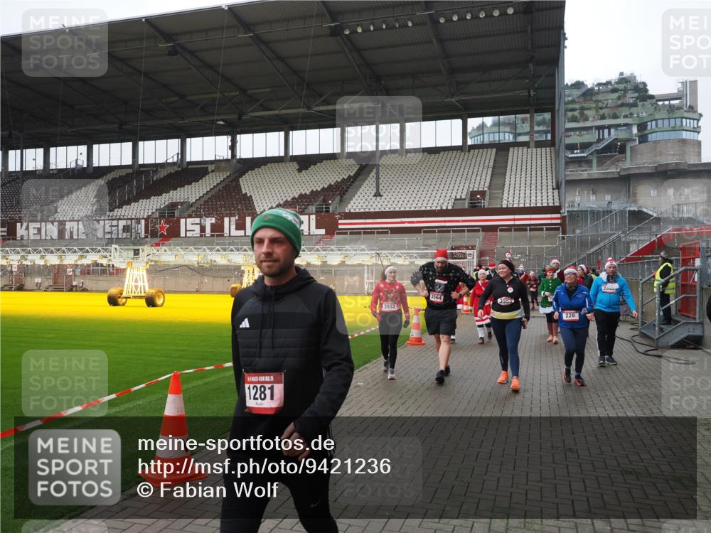07.12.2025 - St. Pauli X-Mass-Run No. 15 Fabian Wolf http://msf.ph/oto/9421236 07.12.2025 11:45:04 Ziel 228, 291, 2246, 2644, 3485, 3489, 3492, 3529, 3530, 3552, 3553, 3575, 3578, 3605, 3624, 3630, 3920, 3921, 4103 meine-sportfotos.de