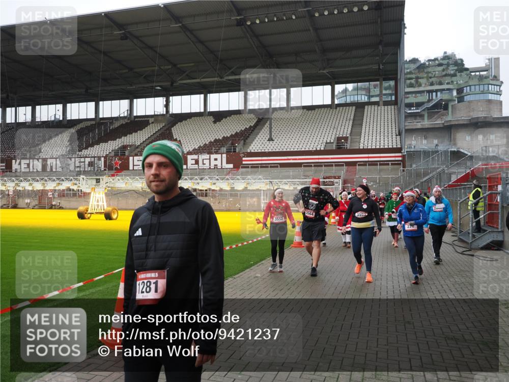 07.12.2025 - St. Pauli X-Mass-Run No. 15 Fabian Wolf http://msf.ph/oto/9421237 07.12.2025 11:45:04 Ziel 228, 291, 2246, 2644, 3485, 3489, 3492, 3529, 3530, 3552, 3553, 3575, 3578, 3605, 3624, 3630, 3920, 3921, 4103 meine-sportfotos.de
