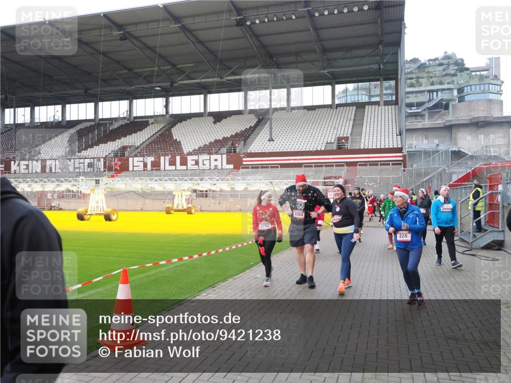 07.12.2025 - St. Pauli X-Mass-Run No. 15 Fabian Wolf http://msf.ph/oto/9421238 07.12.2025 11:45:05 Ziel 228, 291, 2246, 2644, 2844, 3485, 3489, 3492, 3529, 3530, 3552, 3553, 3575, 3578, 3624, 3630, 3920, 3921, 4103 meine-sportfotos.de