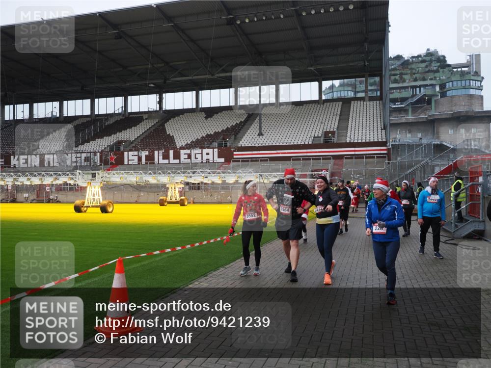 07.12.2025 - St. Pauli X-Mass-Run No. 15 Fabian Wolf http://msf.ph/oto/9421239 07.12.2025 11:45:05 Ziel 228, 291, 2246, 2644, 2844, 3485, 3489, 3492, 3529, 3530, 3552, 3553, 3575, 3578, 3624, 3630, 3920, 3921, 4103 meine-sportfotos.de