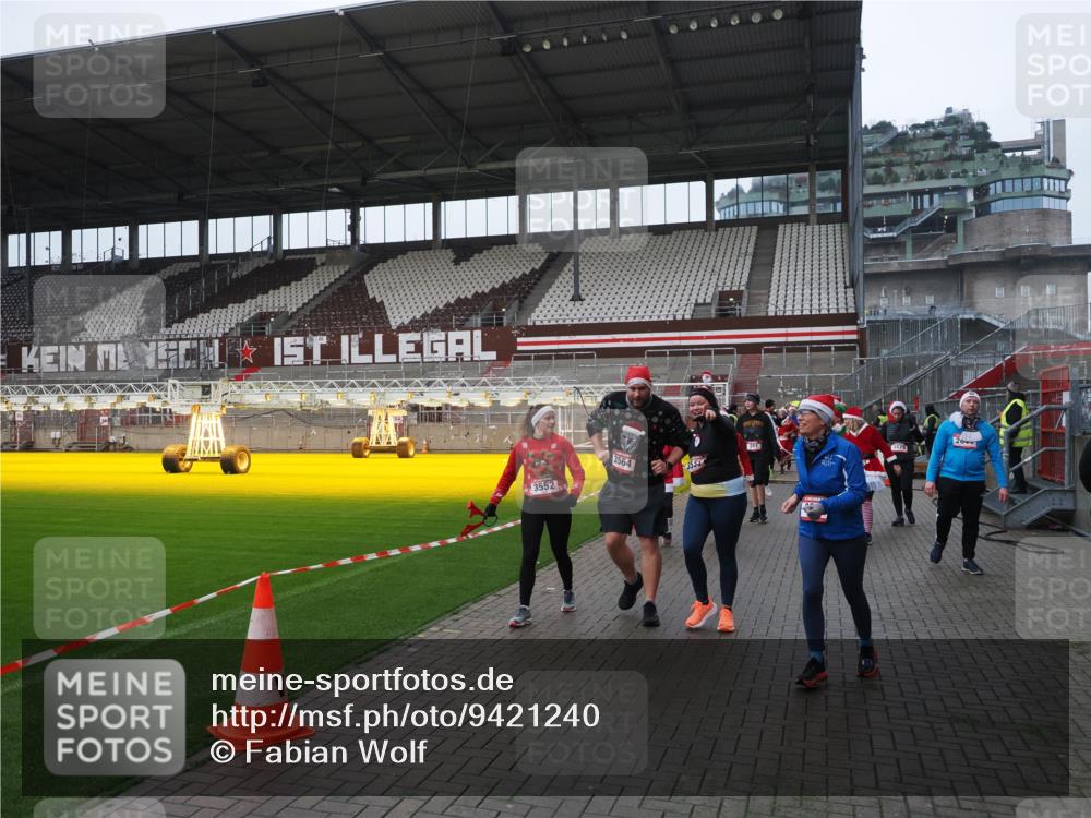 07.12.2025 - St. Pauli X-Mass-Run No. 15 Fabian Wolf http://msf.ph/oto/9421240 07.12.2025 11:45:05 Ziel 228, 291, 2246, 2644, 2844, 3485, 3489, 3492, 3529, 3530, 3552, 3553, 3575, 3578, 3624, 3630, 3920, 3921, 4103 meine-sportfotos.de