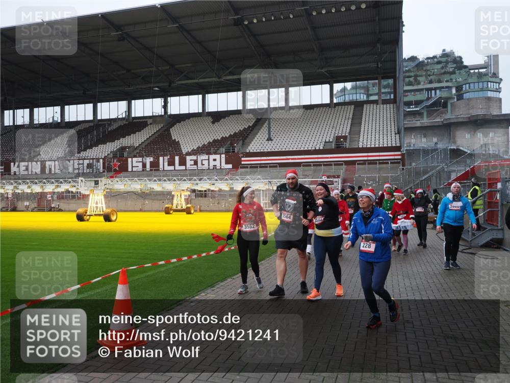 07.12.2025 - St. Pauli X-Mass-Run No. 15 Fabian Wolf http://msf.ph/oto/9421241 07.12.2025 11:45:05 Ziel 228, 291, 2246, 2644, 2844, 3485, 3489, 3492, 3529, 3530, 3552, 3553, 3575, 3578, 3624, 3630, 3920, 3921, 4103 meine-sportfotos.de